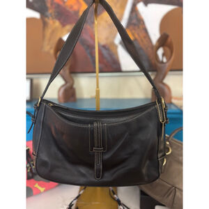 Madison Studio Black Leather Shoulder Bag One Size Gold Hardware